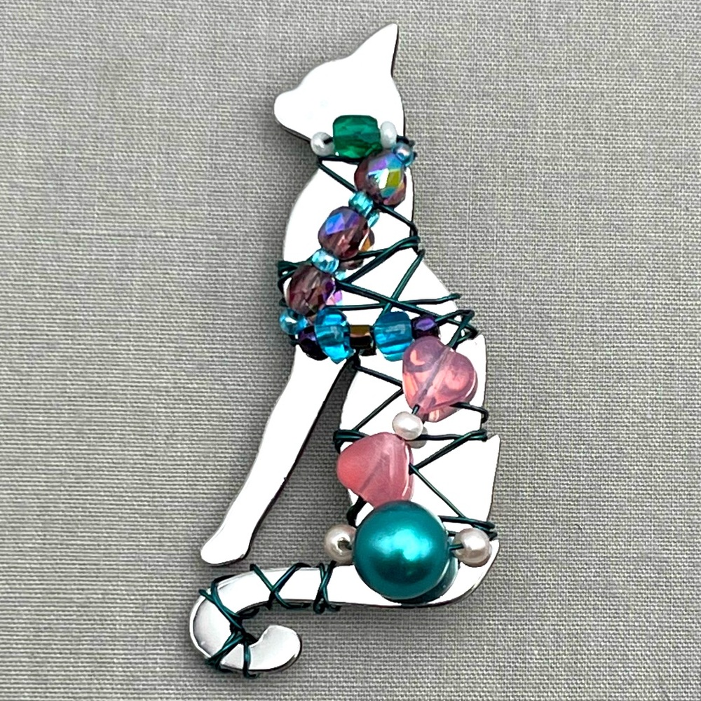 Liztech ‘98 Whimsical Cat Brooch – Beaded Wire-Wrapped Statement Pin